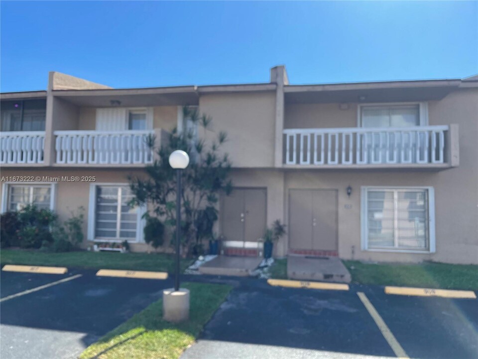 17190 SW 94th Ave in Palmetto Bay, FL - Building Photo