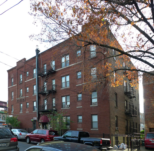 Mayflower in Astoria, NY - Foto de edificio - Building Photo