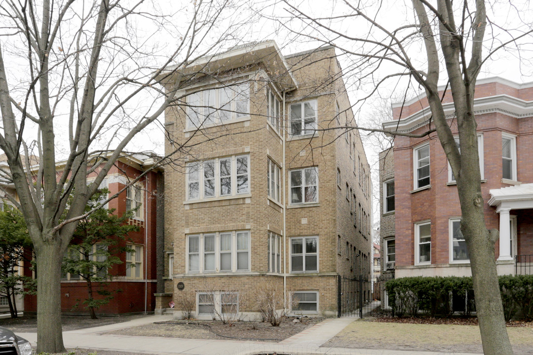 1329 W Thorndale Ave in Chicago, IL - Building Photo