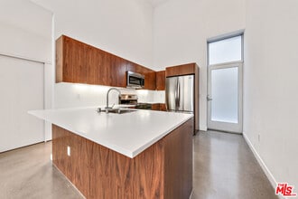 140 S Gramercy Pl in Los Angeles, CA - Building Photo - Building Photo