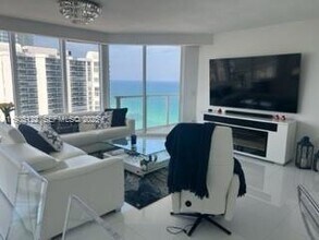 16699 Collins Ave, Unit 2507 in Sunny Isles Beach, FL - Foto de edificio - Building Photo