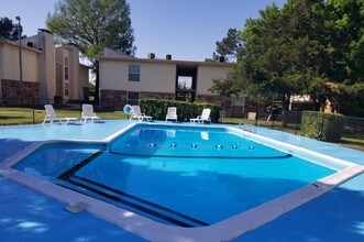 Cimarron Terrace Apartments in Shawnee, OK - Foto de edificio - Building Photo