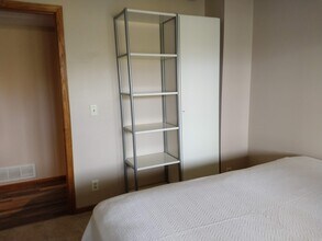 12536 Parkwood Dr in Burnsville, MN - Foto de edificio - Building Photo