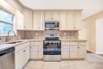 9 Juniper Pl in Amityville, NY - Building Photo - Building Photo