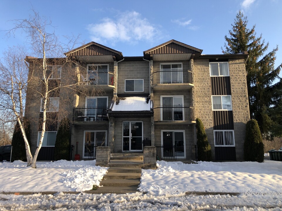 920 Rue 11e in St-Jérôme, QC - Building Photo