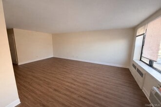 190 1st St in Mineola, NY - Building Photo - Building Photo