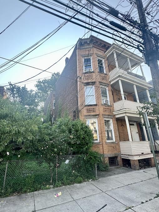 166 8th St in Passaic, NJ - Building Photo