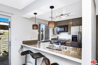 2230 N Indian Canyon Dr in Palm Springs, CA - Building Photo - Building Photo