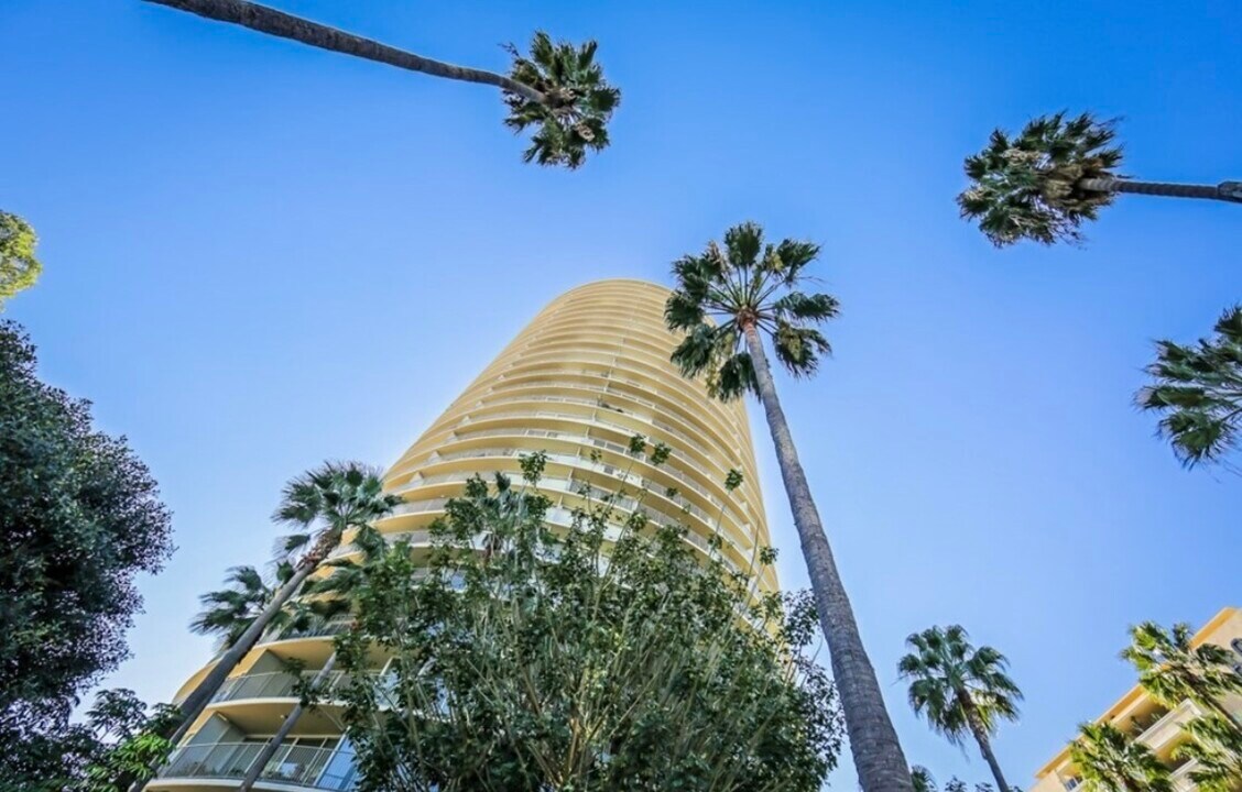 700 E Ocean Blvd in Long Beach, CA - Building Photo