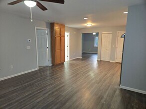 329 Mohegan Rd in Shelton, CT - Building Photo - Building Photo