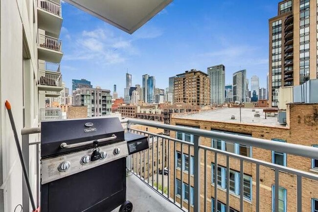 421 W Huron St, Unit 907 in Chicago, IL - Building Photo - Building Photo