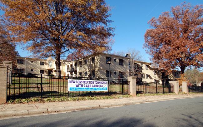 The Grove in Charlotte, NC - Building Photo - Building Photo