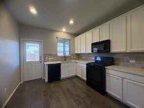 453 Perryville Lp in Liberty Hill, TX - Building Photo - Building Photo