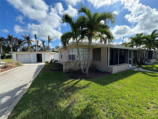 305 Colonia Ln E in Nokomis, FL - Foto de edificio - Building Photo