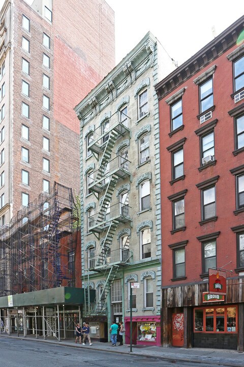 21 Cleveland Pl in New York, NY - Building Photo