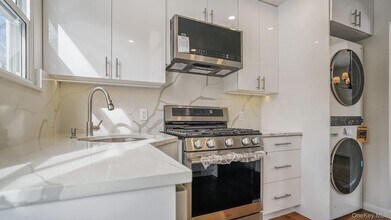 100 E Sunnyside Ln in Irvington, NY - Building Photo - Building Photo