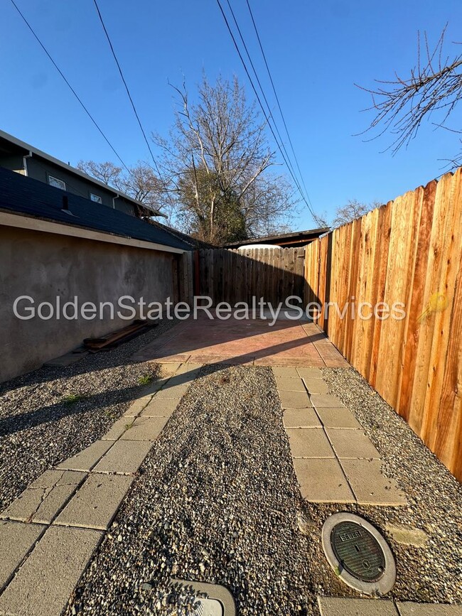 329 Pleasant St in Roseville, CA - Building Photo - Building Photo