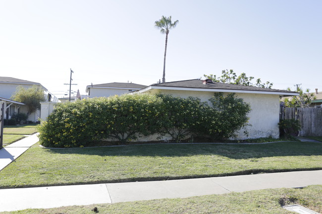 7802 Ronald Dr in Huntington Beach, CA - Building Photo - Building Photo