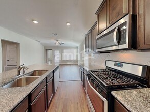 8109 Cottage Rose Dr in Austin, TX - Foto de edificio - Building Photo