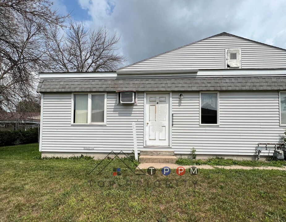 102 Rob Roy Ln in Charles City, IA - Building Photo