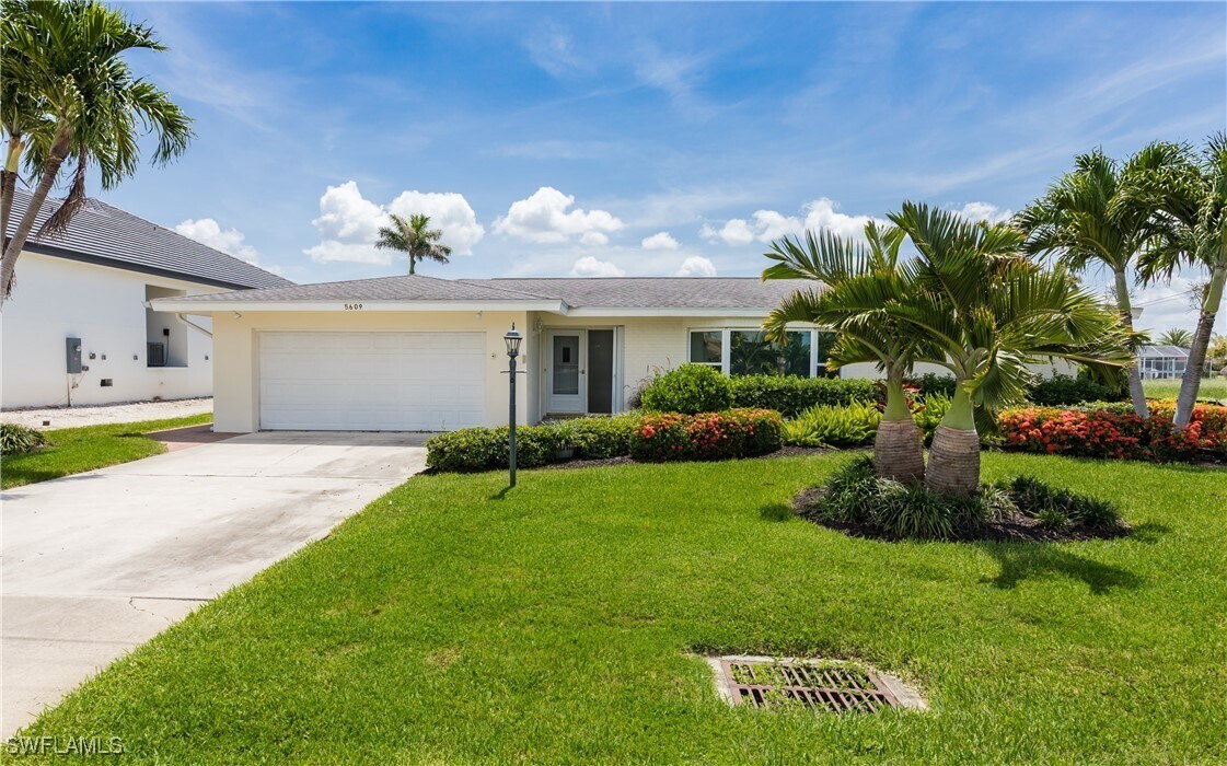 5609 De Soto Ct in Cape Coral, FL - Foto de edificio