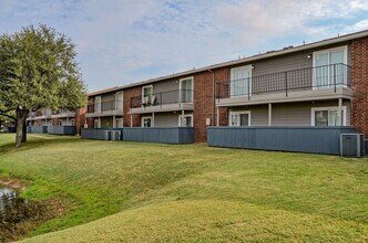 Oak Tree Village in Lewisville, TX - Foto de edificio - Building Photo