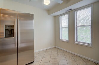 2210 Country Club Dr in Woodridge, IL - Building Photo - Building Photo
