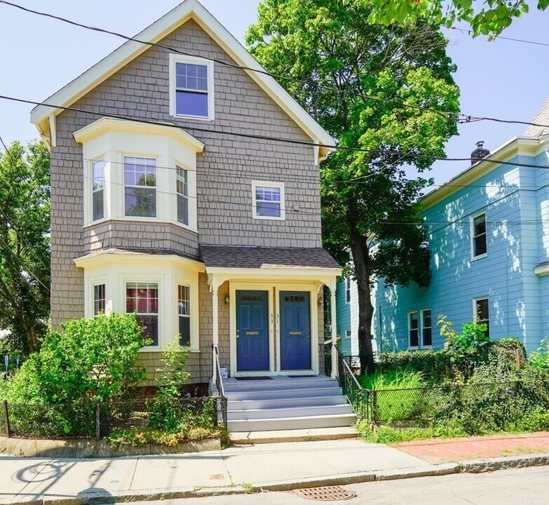 31-33 Rockingham St in Cambridge, MA - Building Photo