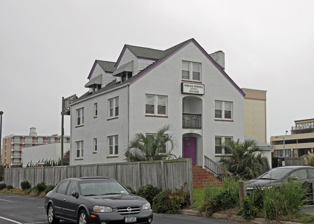 207 12th St in Virginia Beach, VA - Building Photo