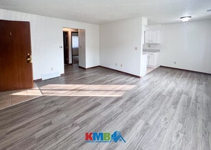 945 Boston Way in Coralville, IA - Building Photo - Building Photo