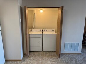 4600 Grand Ave, Unit C10 in Davenport, IA - Foto de edificio - Building Photo