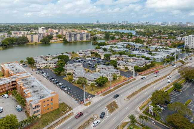 Skylake Gardens 1 Condominiums in Miami, FL - Building Photo - Building Photo