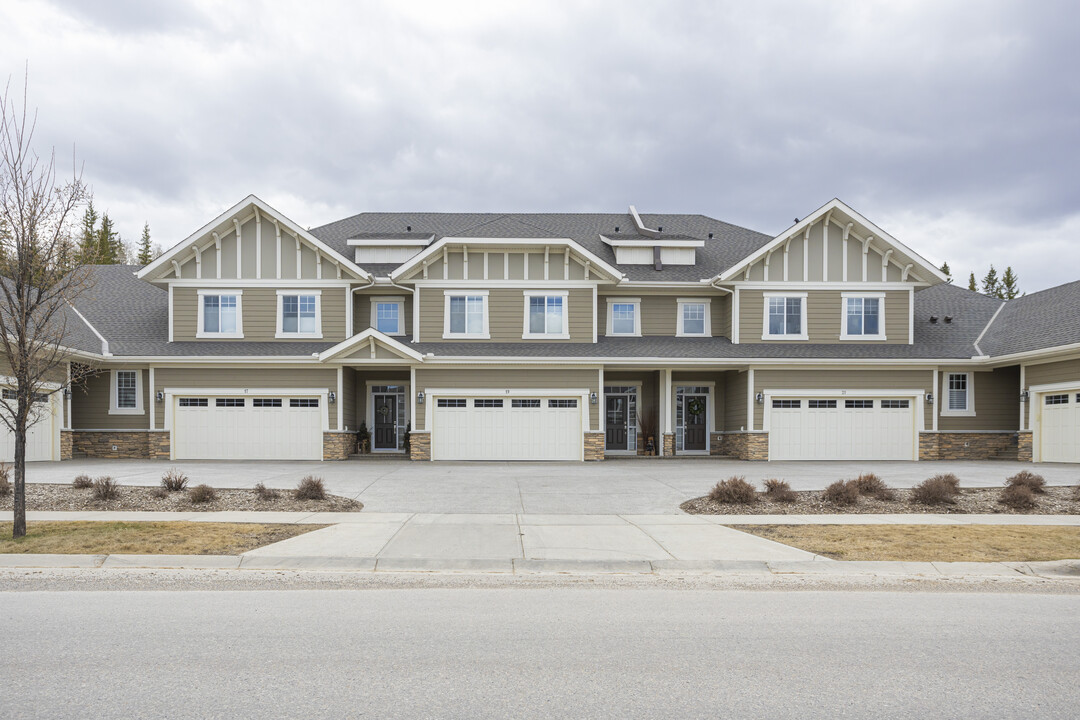 19 Riviera Way in Cochrane, AB - Building Photo