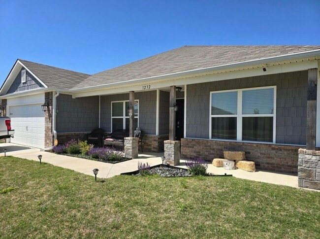 property at 1232 E Toledo St