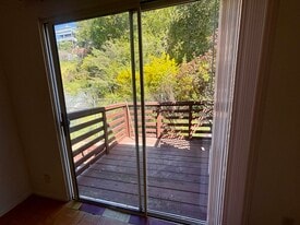 8522 MacArthur Blvd, Unit A in Oakland, CA - Building Photo