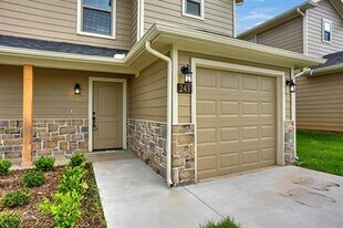 243 W Forest Ave in Sherman, TX - Building Photo