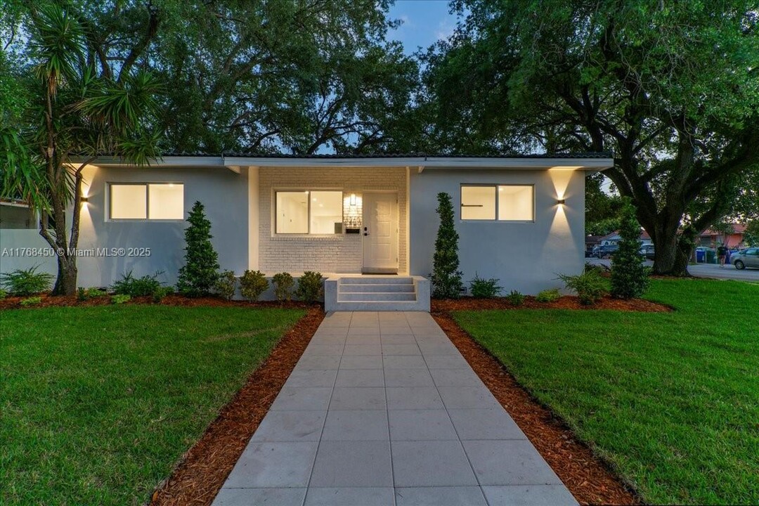 3260 NW 9th St in Miami, FL - Building Photo