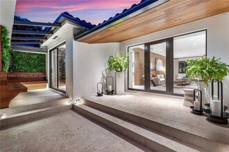 2415 San Domingo St in Coral Gables, FL - Building Photo - Building Photo