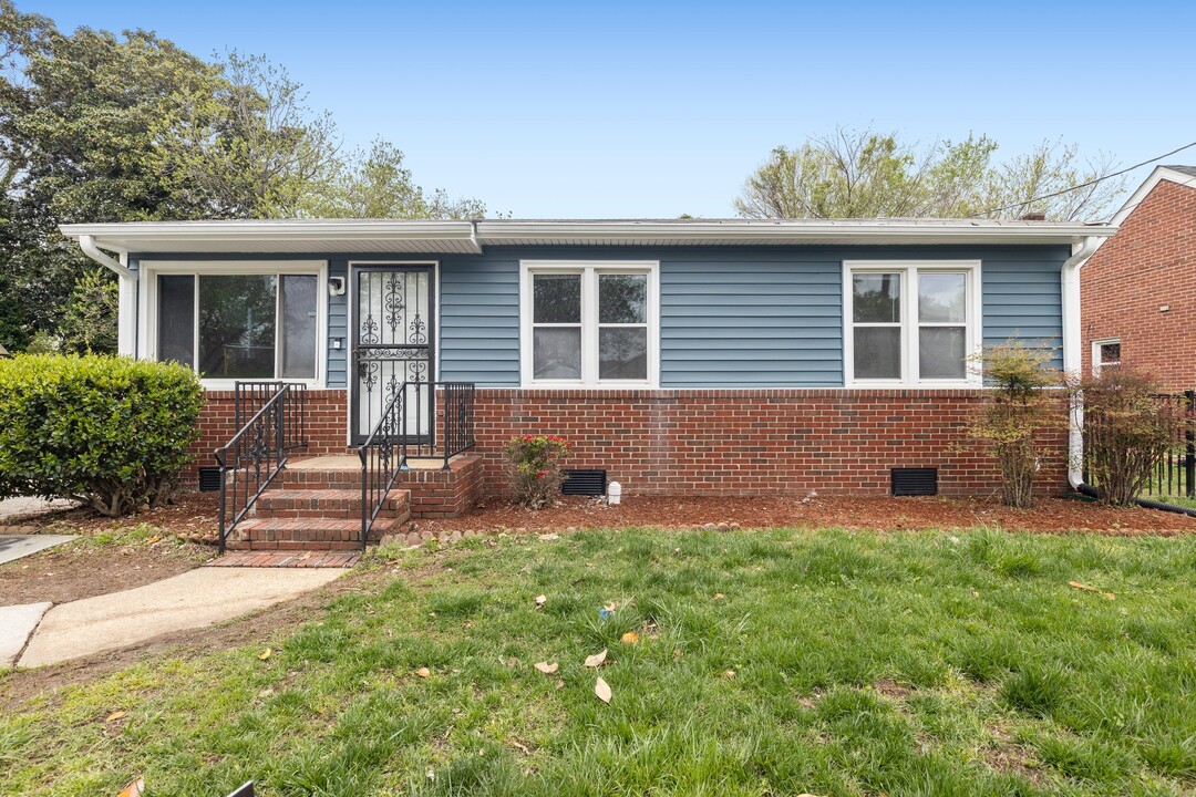 1021 Oaklawn Ave in Norfolk, VA - Building Photo