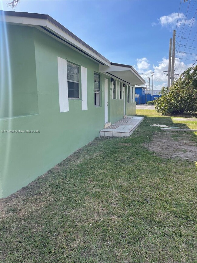 18353 SW 107th Ave in Miami, FL - Building Photo - Building Photo