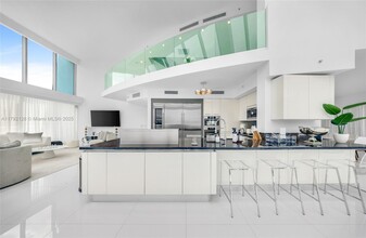 2950 NE 188th St in Aventura, FL - Building Photo - Building Photo