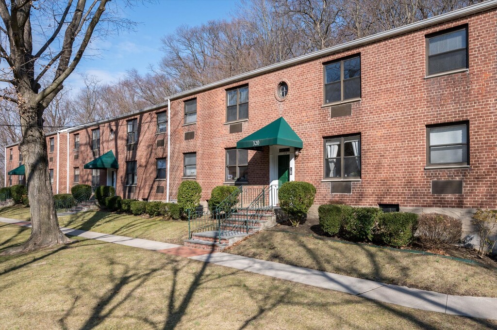 Flower Gardens Apartments in Roslyn, NY
