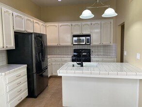 9912 Vanessa Ave in Bakersfield, CA - Foto de edificio - Building Photo