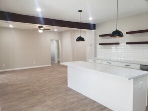936 W Austin St in Conroe, TX - Building Photo - Building Photo