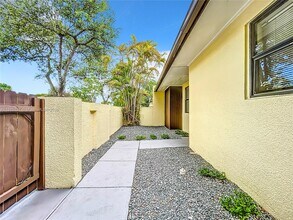 13804 Kendale Lakes Dr in Miami, FL - Building Photo - Building Photo