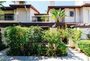 17248 Palisades Cir in Los Angeles, CA - Building Photo