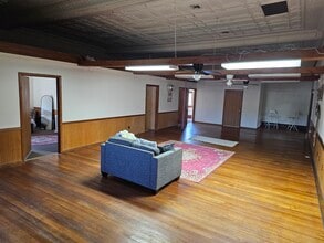 14 E Main St, Unit Massive Main St apartment in Vermillion, SD - Building Photo - Building Photo