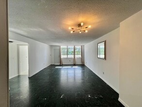 2016 Bay Dr, Unit 405 in Miami Beach, FL - Foto de edificio - Building Photo