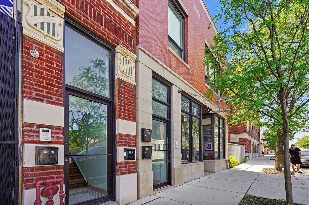 3054 N Milwaukee Ave, Unit 2 in Chicago, IL - Foto de edificio