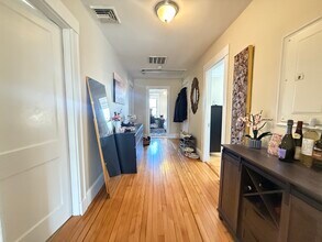 5 Mapleton St, Unit 2 in Boston, MA - Foto de edificio - Building Photo